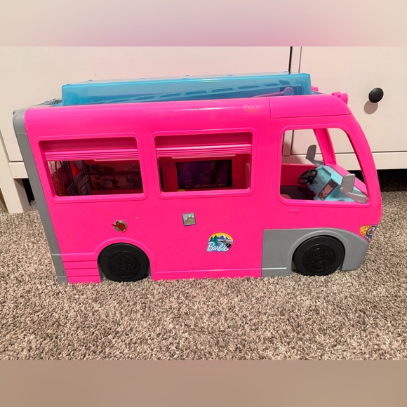 Barbie camper and pool RV - Picture 4 of 9